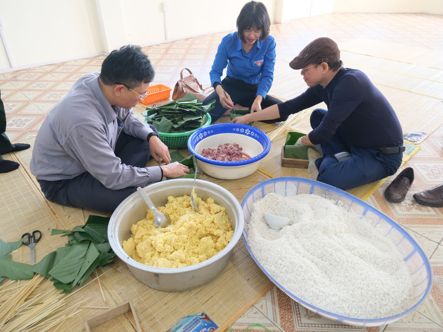 Đoàn tình nguyện đã tổ chức chương trình gói bánh chưng. Ảnh: Lê Tân