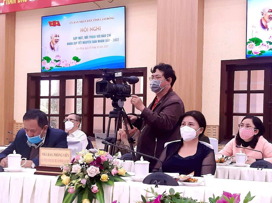 Các nhà báo tại buổi đối thoại. Ảnh: HHN