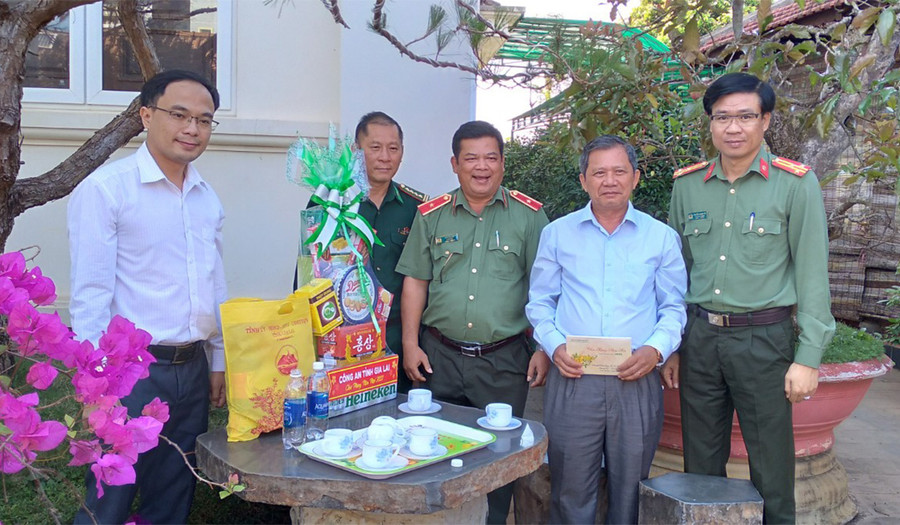 Thiếu tướng Rah Lan Lâm-Giám đốc Công an tỉnh thăm gia đình Thiếu tướng Trần Đình Thu. Ảnh: Lê Anh Thiếu tướng Rah Lan Lâm, Giám đốc Công an tỉnh thăm gia đình Thiếu tướng Trần Đình Thu - Ảnh Lê Anh