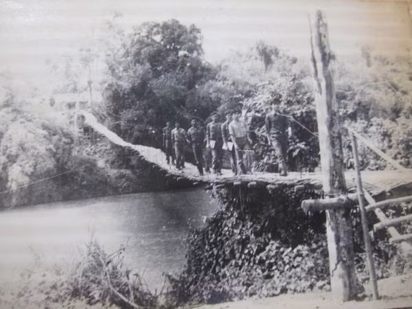 Chiếc cầu treo bắc qua suối Ta Cô (Tây Bắc tỉnh Battambang) do công binh E812 làm vào thập niên 1980