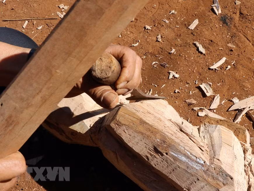 Sau khi hình khối bức tượng hoàn thành, các nghệ nhân sẽ dùng đục để đẽo những góc khuất, đường cong của bức tượng. Ảnh: Hồng Điệp/TTXVN