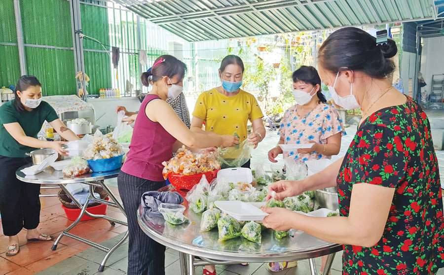Hội viên phụ nữ phường Hoa Lư (TP. Pleiku) nấu ăn cho lực lượng đang làm nhiệm vụ phòng-chống dịch Covid-19. Ảnh: Minh Nhật Hội viên phụ nữ phường Hoa Lư (TP. Pleiku) nấu ăn cho lực lượng đang làm nhiệm vụ phòng-chống dịch Covid-19. Ảnh: Minh Nhật