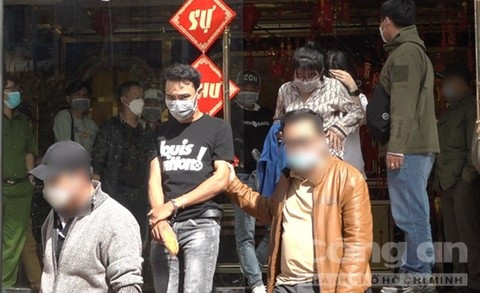 Đưa các đối tượng về trụ sở Công an làm việc