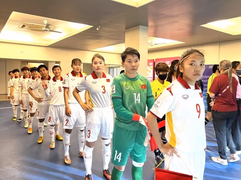  Tuyển nữ Việt Nam sẵn sàng cho trận đấu với Trung Quốc. Ảnh: VFF