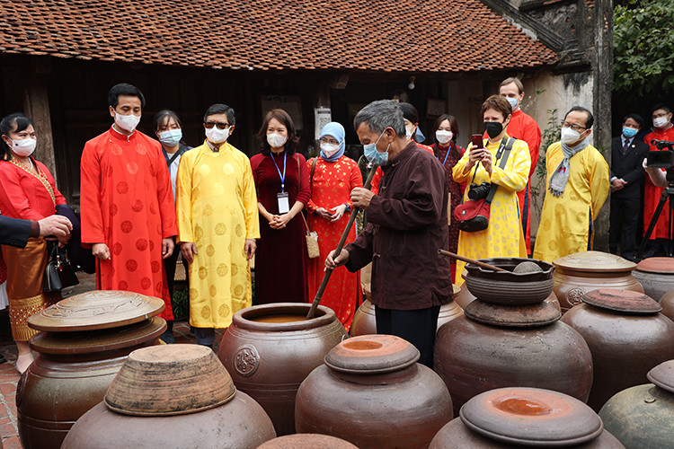 Đại biểu các đại sứ quán trải nghiệm cách làm tương tại làng cổ Đường Lâm.