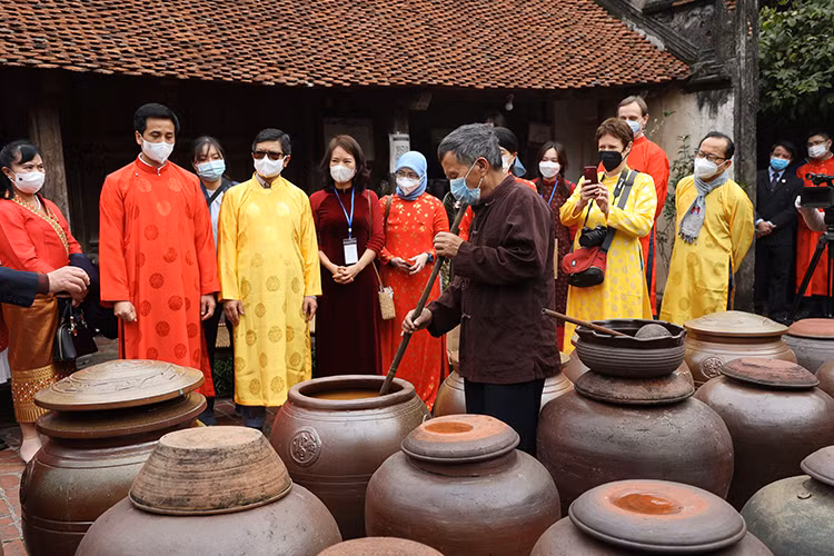 Đại biểu các đại sứ quán trải nghiệm cách làm tương tại làng cổ Đường Lâm.