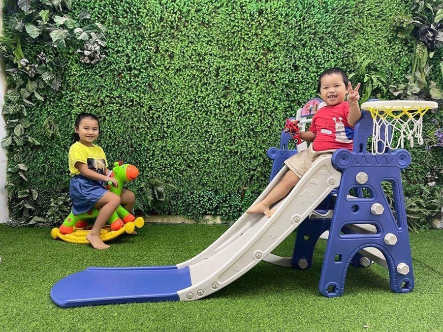 Khu vực vui chơi cho trẻ tại Trung tâm Tiêm chủng vắc xin Medilab Gia Lai. Khuôn viên trò chơi cho trẻ khi đến Trung tâm.