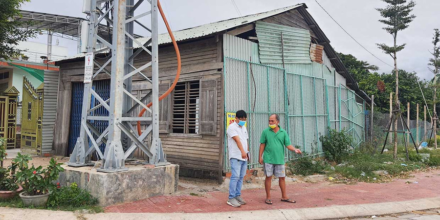 Căn nhà mặt tiền quốc lộ 25 và phần đất phía sau của ông Dương Văn Lợi có diện tích 266 m2 nằm trong quy hoạch dự án kè chống sạt lở suối Ia Sol. Ảnh: Minh Nguyễn Căn nhà mặt tiền quốc lộ 25 và phần đất phía sau của ông Dương Văn Lợi có diện tích 266 m2 nằm trong quy hoạch dự án kè chống sạt lở suối Ia Sol. Ảnh: Minh Nguyễn