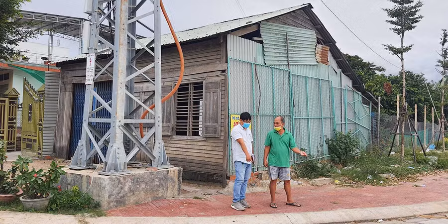  Căn nhà mặt tiền quốc lộ 25 và phần đất phía sau của ông Dương Văn Lợi có diện tích 266 m2 nằm trong quy hoạch dự án kè chống sạt lở suối Ia Sol. Ảnh: Minh Nguyễn