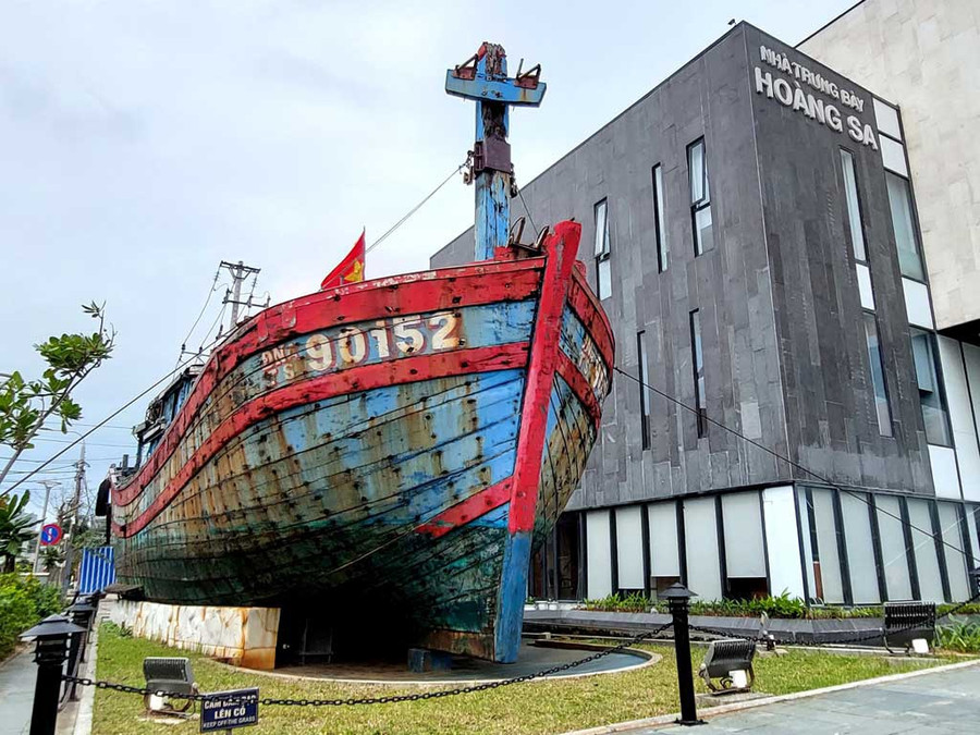 Con tàu lịch sử ĐNa 90152 trở thành hiện vật đặc biệt đang được trưng bày tại Nhà trưng bày Hoàng Sa. Ảnh: Hoàng Sơn