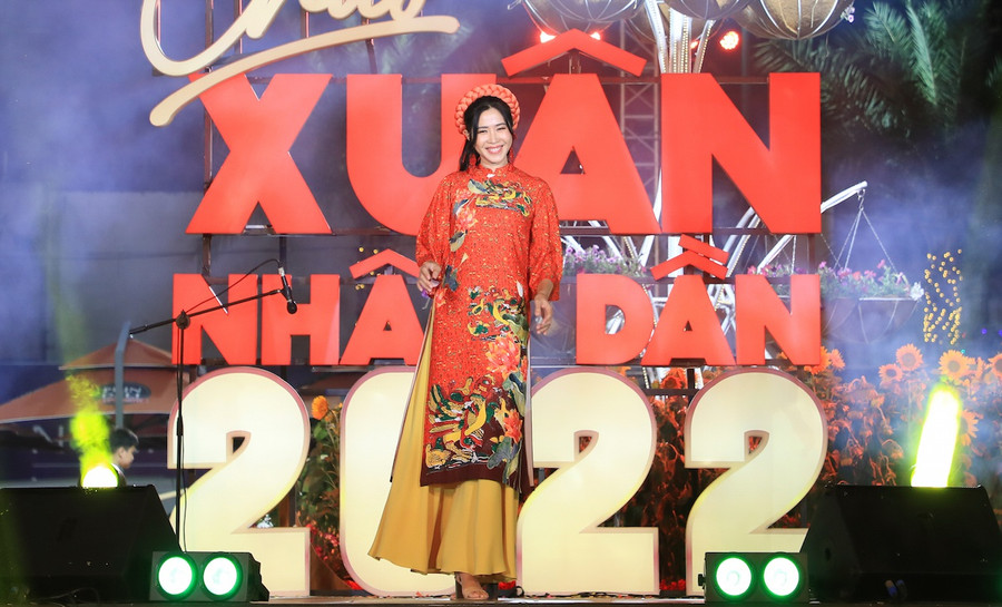 Nữ MC cho biết đây không phải lần đầu cô diễn thời trang nhưng vẫn hồi hộp khi trình diễn trong một chương trình đón năm mới, sau thời gian giãn cách xã hội. Ảnh: Lý Võ Phú Hưng Nữ MC cho biết đây không phải lần đầu cô diễn thời trang nhưng vẫn hồi hộp khi trình diễn trong một chương trình đón năm mới, sau thời gian giãn cách xã hội