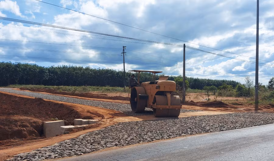 Đơn vị thi công chuẩn bị láng nhựa các nhánh đường tại khu quy hoạch dân cư mới ở thị trấn Ia Kha, huyện Ia Grai. Ảnh: Thiên Di