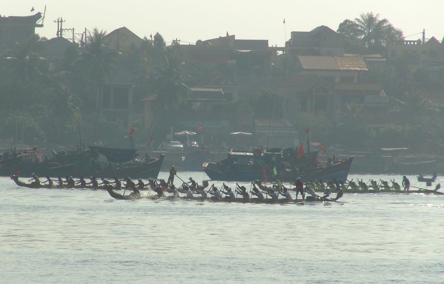  Lễ hội đua thuyền truyền thống trên sông Nhật Lệ. (Ảnh: Đức Thọ/TTXVN)