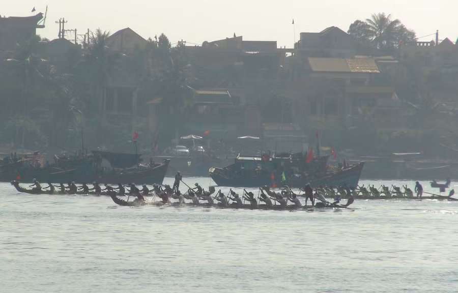  Lễ hội đua thuyền truyền thống trên sông Nhật Lệ. (Ảnh: Đức Thọ/TTXVN)