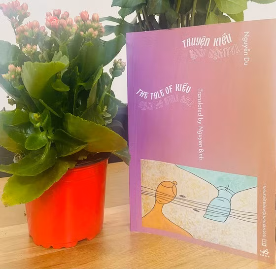  Dịch giả Nguyễn Bình sinh năm 2001, hiện đang theo học ngành Thiên văn học tại Đại học Arizona, Mỹ. Anh từng được xem là thần đồng của văn học Việt Nam khi năm 10 tuổi, Nguyễn Bình đã hoàn thành và cho ra mắt bộ tiểu thuyết “Cuộc chiến với hành tinh Fantom”.