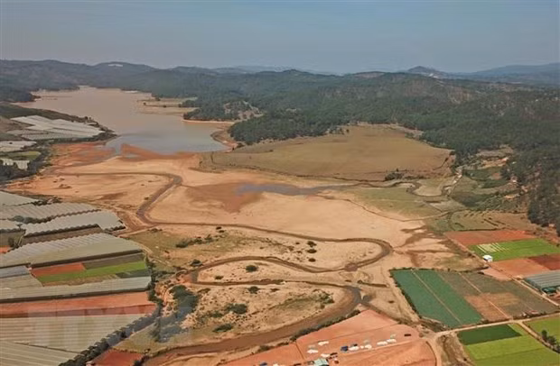 Thượng nguồn hồ Đan Kia (huyện Lạc Dương, Lâm Đồng) nhìn từ trên cao. Ảnh: TTXVN phát