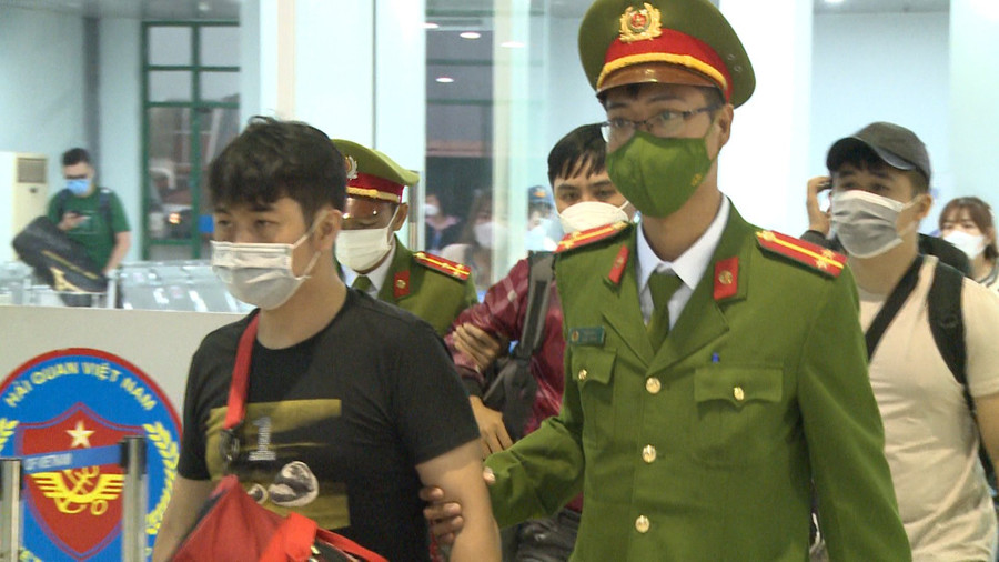 Cơ quan điều tra di lý các nghi phạm từ TP.HCM về TP.Huế để điều tra. Ảnh: Minh Thắng