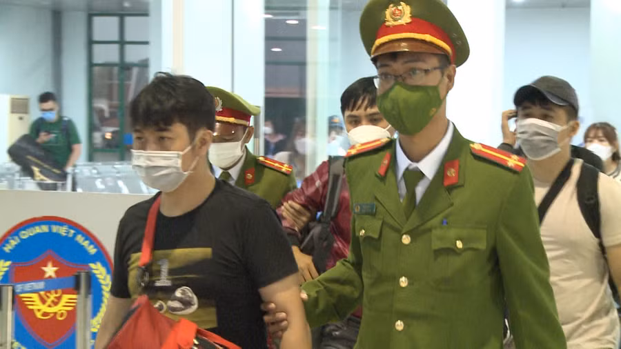 Cơ quan điều tra di lý các nghi phạm từ TP.HCM về TP.Huế để điều tra. Ảnh: Minh Thắng