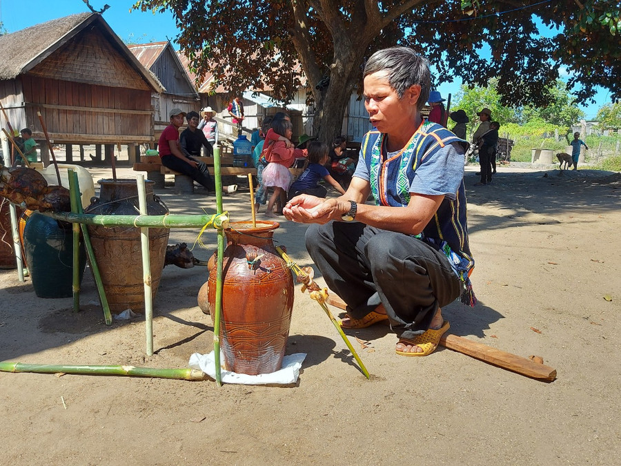 Ông Đinh Văn Jră thực hiện nghi thức cúng. Ảnh: Thiên Di ông ĐInh Văn Jră khấn gọi ma. Ảnh: Thiên Di