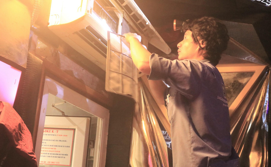 Sau nhiều tháng không đón khách, nhiều thiết bị tại các quán karaoke cần phải sửa chữa, vệ sinh hoặc thay mới. Ảnh: Cao An Biên