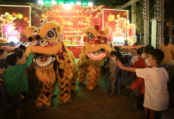  Trẻ em thích thú vui đùa với các chú lân