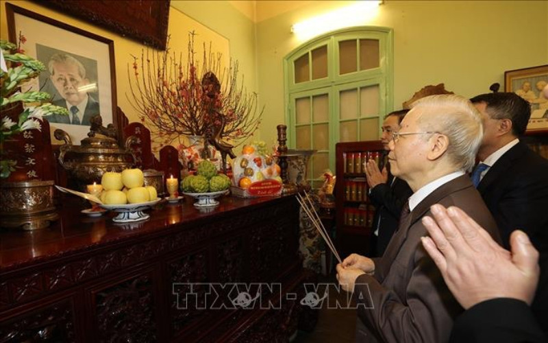 Tổng Bí thư Nguyễn Phú Trọng thắp hương tưởng niệm cố Tổng Bí thư Lê Duẩn. (Ảnh: TTXVN)  Tổng Bí thư Nguyễn Phú Trọng thắp hương tưởng niệm cố Tổng Bí thư Lê Duẩn. (Ảnh: TTXVN)