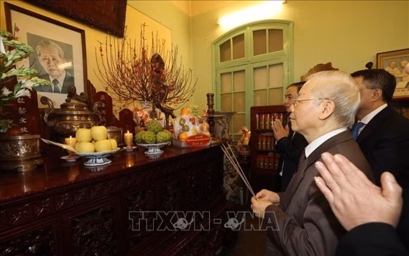  Tổng Bí thư Nguyễn Phú Trọng thắp hương tưởng niệm cố Tổng Bí thư Lê Duẩn. (Ảnh: TTXVN)