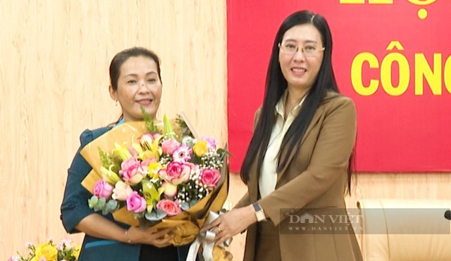 Bí thư Tỉnh uỷ Quảng Ngãi Bùi Thị Quỳnh Vân (phải), chúc mừng tân Phó Bí thư Tỉnh uỷ Đinh Thị Hồng Minh. Ảnh: Công Xuân.