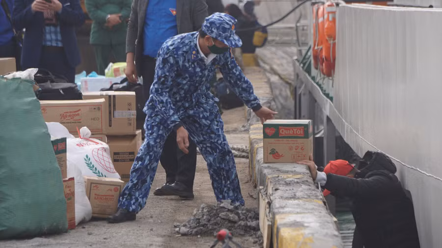 Tàu Hoa phượng đỏ mang theo nhiều quà tết ra đảo tiền tiêu Bạch Long Vĩ. Ảnh: Lê Tân