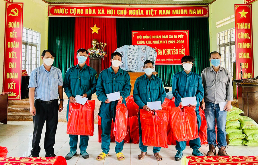 Tặng quà cho dân quân xã Ia Pết, huyện Đak Đoa vì đã có thành tích góp phần chung tay phòng-chống dịch Covid-19. Ảnh: Vũ Thảo
