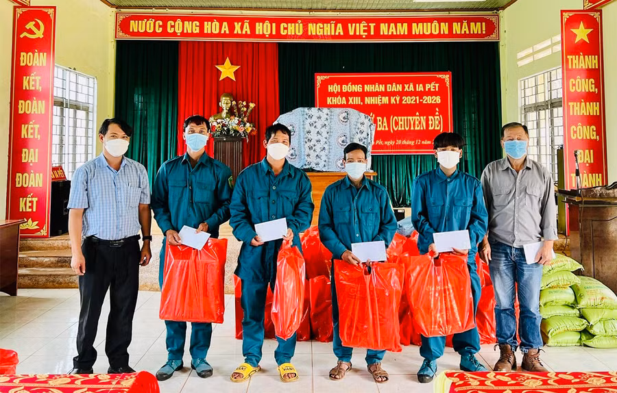 Tặng quà cho dân quân xã Ia Pết, huyện Đak Đoa vì đã có thành tích góp phần chung tay phòng-chống dịch Covid-19. Ảnh: Vũ Thảo