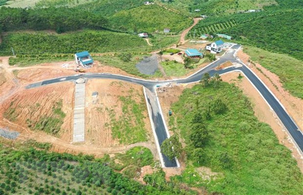 Các ngọn đồi trong “dự án” The Tropicana 2 đã bị cạo trọc cây xanh để xây dựng công trình và làm đường nội khu. Ảnh: Nguyễn Dũng/TTXVN