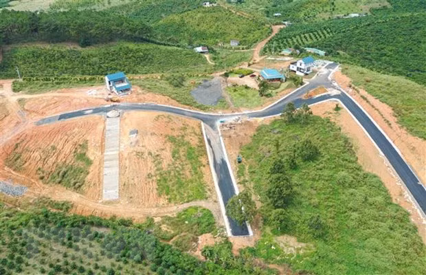 Các ngọn đồi trong “dự án” The Tropicana 2 đã bị cạo trọc cây xanh để xây dựng công trình và làm đường nội khu. Ảnh: Nguyễn Dũng/TTXVN