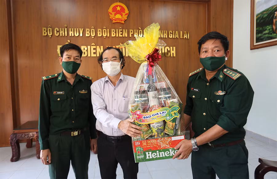  Phó Tổng Biên tập Báo Gia Lai Khuất Đình Viện tặng quà cho cán bộ, chiến sĩ Đồn Biên phòng 727. Ảnh: Văn Ngọc