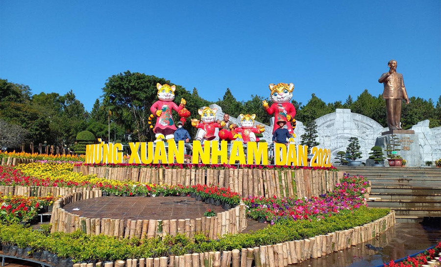 Sắc Xuân rực rỡ tại Quảng trường Đại Đoàn Kết với sự góp mặt của nhóm tượng linh vật hổ hết sức sinh động