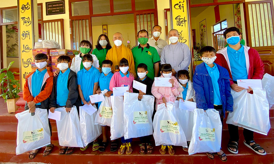 Đoàn tặng quà cho các em nhỏ mồ côi, có hoàn cảnh đặc biệt khó khăn tại Trung tâm Bảo trợ xã hội tổng hợp tỉnh. Ảnh: Mộc Trà