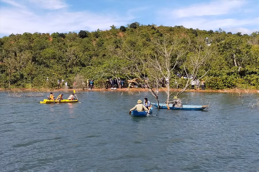 Lực lượng chức năng và người dân địa phương tìm kiếm nạn nhân H. bị đuối nước tại hồ thủy điện. Ảnh: PCCC
