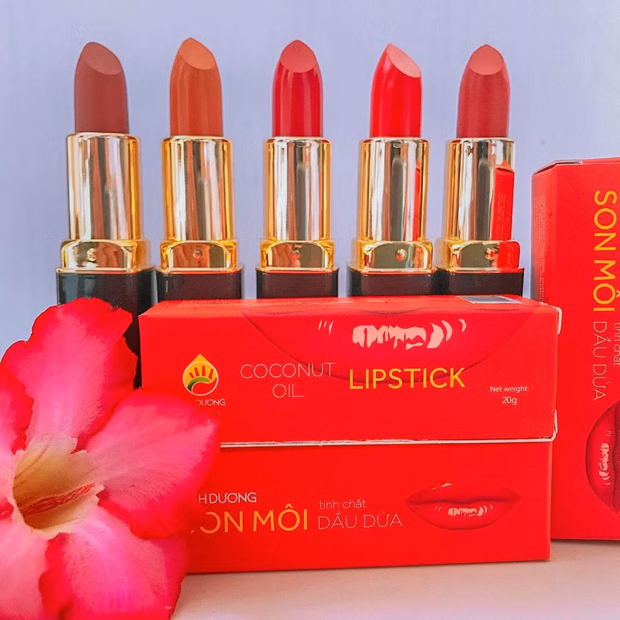 Son môi được anh Dương làm từ dừa. Ảnh: Duy Tân