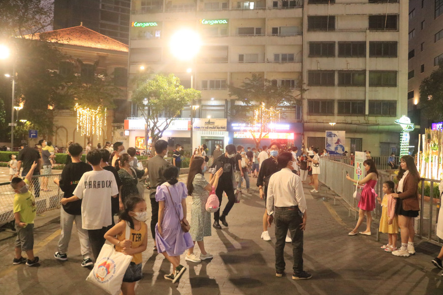 Chưa tới giờ mở cửa, nhiều người đã có mặt từ sớm ở đường hoa check-in. Ảnh: Cao An Biên