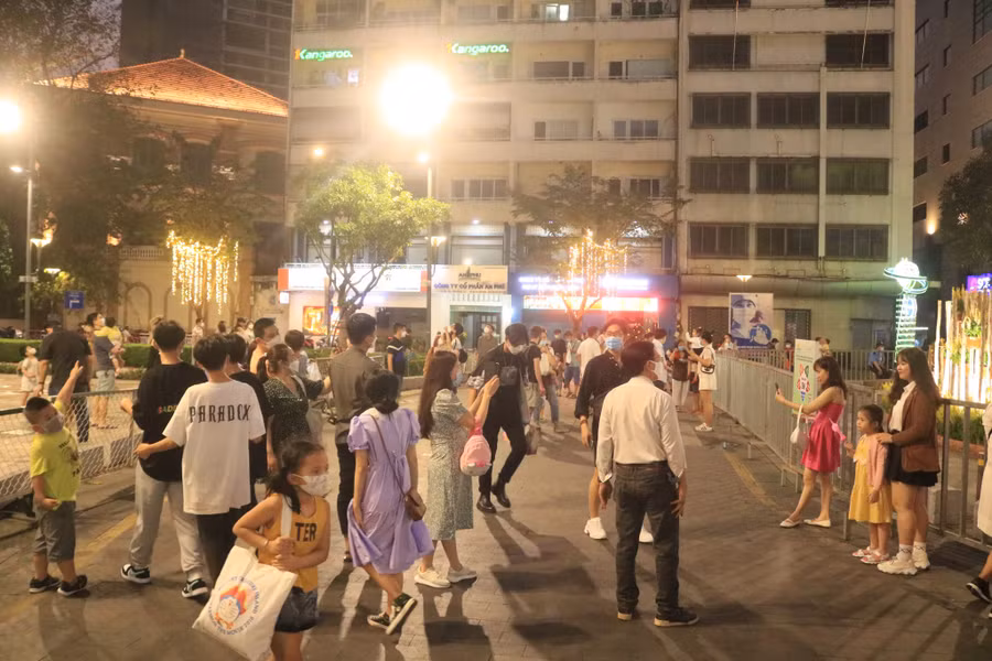 Chưa tới giờ mở cửa, nhiều người đã có mặt từ sớm ở đường hoa check-in. Ảnh: Cao An Biên