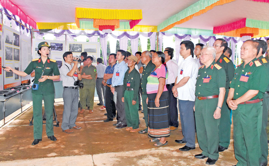 Các đại biểu tham quan khu vực trưng bày hiện vật của trận đánh cứ điểm Chư Nghé tại Hội thảo di tích lịch sử chiến thắng Chư Nghé được tổ chức ngày 15-6-2018. Ảnh: Ngọc Sang Các đại biểu tham quan khu vực trưng bày hiện vật của trận đánh cứ điểm Chư Nghé tại Hội thảo di tích lịch sử chiến thắng Chư Nghé được tổ chức ngày 15-6-2018. Ảnh: Ngọc Sang