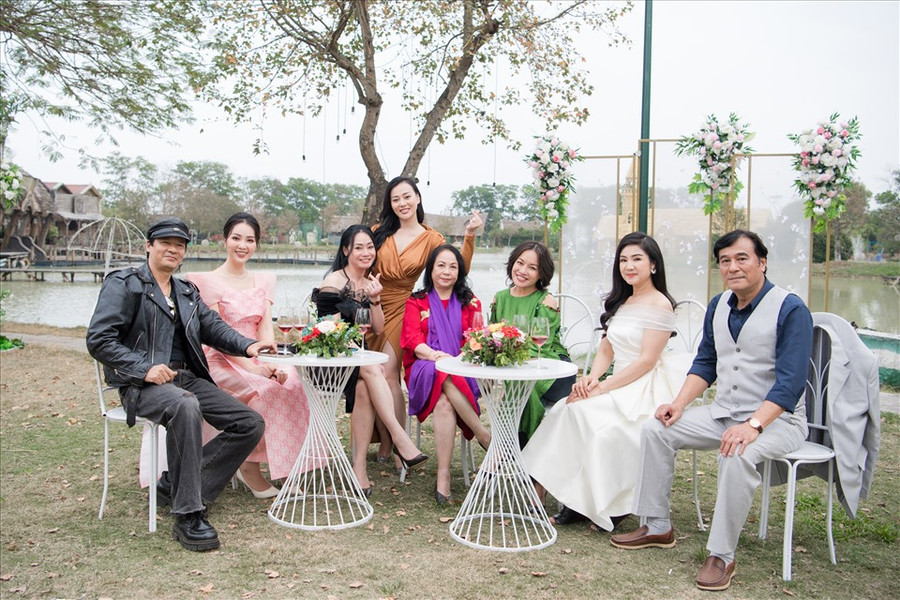 Thụy Vân cũng tiết lộ: “Năm nay chương trình được quay ngoài trời. Lúc đầu ekip rất lo vì chỉ lo trời mưa thì mọi ý tưởng 