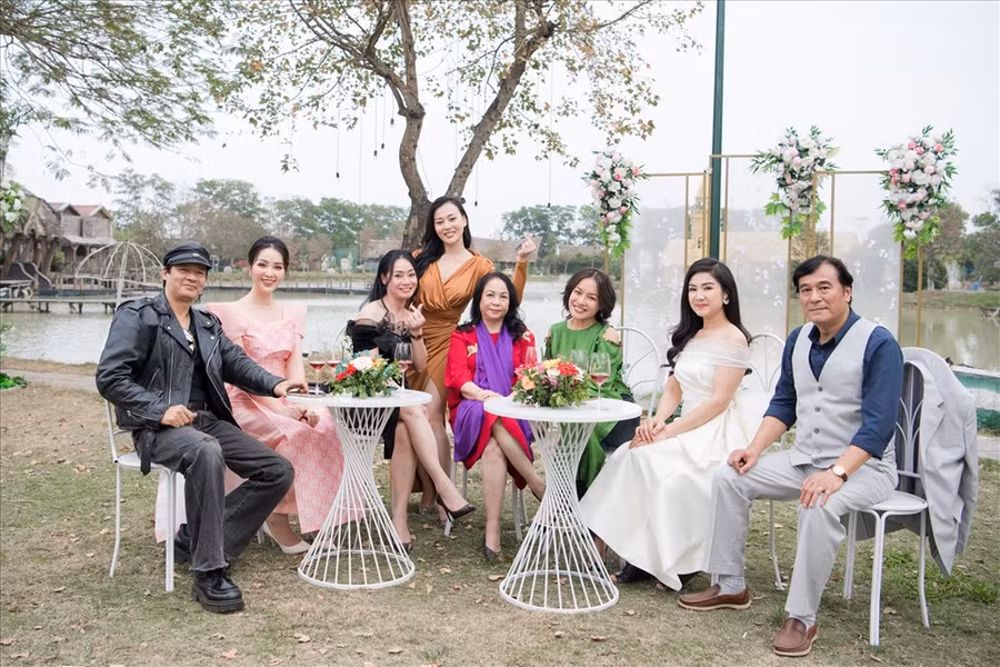 Thụy Vân cũng tiết lộ: “Năm nay chương trình được quay ngoài trời. Lúc đầu ekip rất lo vì chỉ lo trời mưa thì mọi ý tưởng 