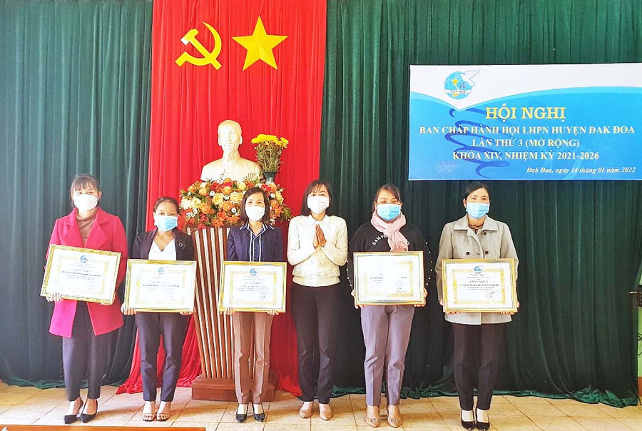 Hội LHPN Đak Đoa khen thưởng các tập thể, cá nhân có thành tích xuất sắc. Ảnh: Minh Châu