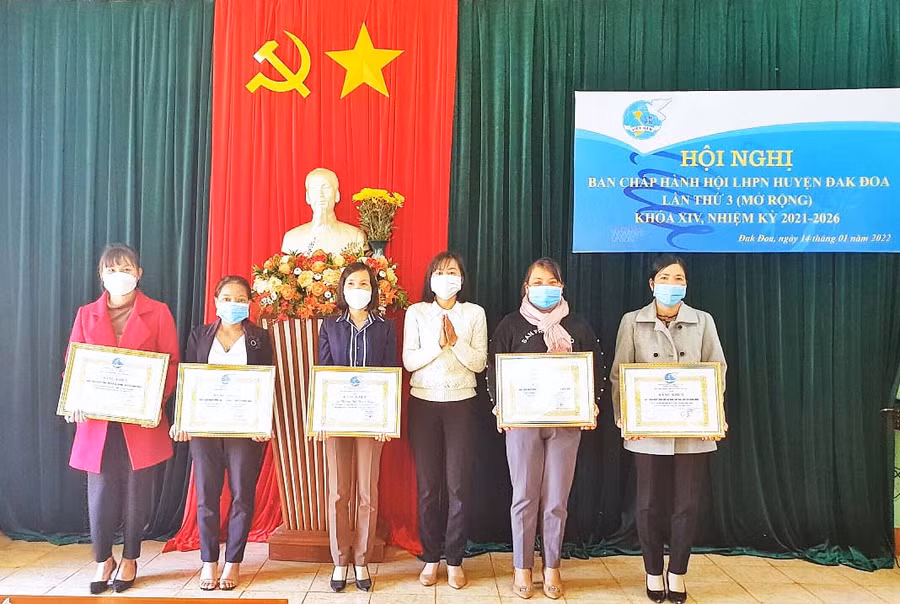 Hội LHPN Đak Đoa khen thưởng các tập thể, cá nhân có thành tích xuất sắc. Ảnh: Minh Châu