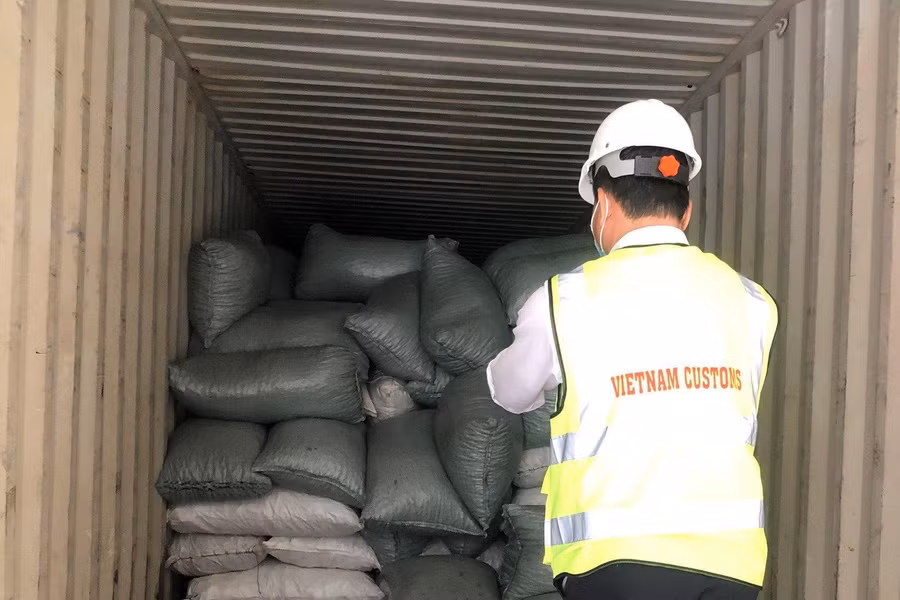Container này được khai báo là hạt điều, vận chuyển từ Nigeria về cập cảng Tiên Sa (Đà Nẵng) ngày 5.1. Ảnh: Nguyễn Tú