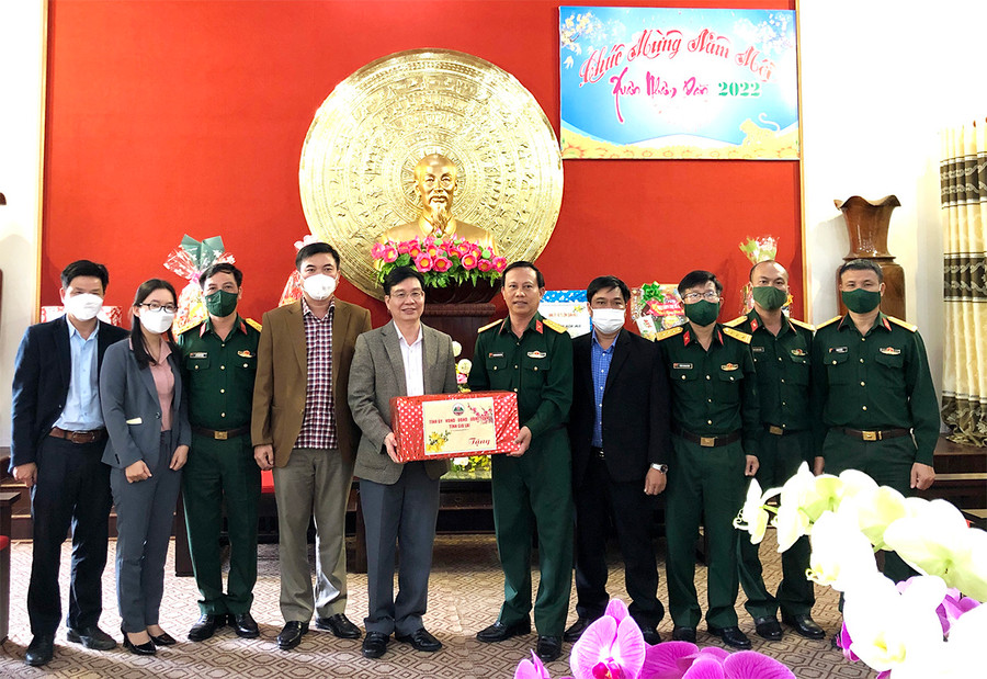 Trưởng ban Tổ chức Tỉnh ủy Huỳnh Quang Thái thăm, tặng quà cán bộ, chiến sĩ Sư đoàn 2. Ảnh: Lê Hòa Đồng chí Huỳnh Quang Thái thăm và tặng quà Sư đoàn 2 (đóng chân trên địa bàn thị xã An Khê). Ảnh: Lê Hòa