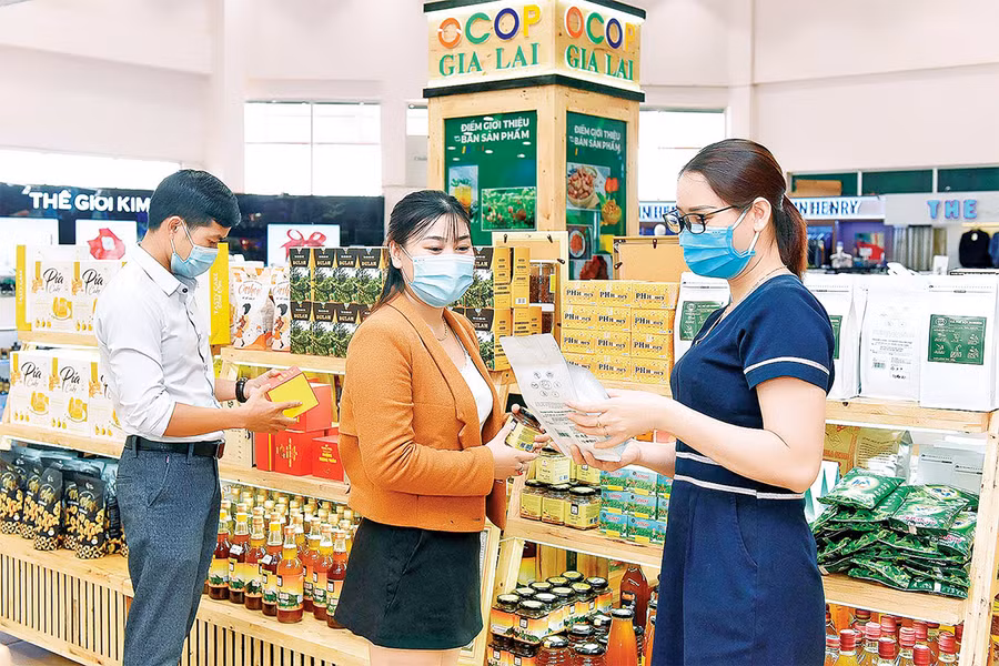 Gian hàng trưng bày các sản phẩm OCOP của tỉnh tại Siêu thị Co.op Mart Pleiku. Ảnh: Đức Thụy Gian hàng trưng bày các sản phẩm OCOP của tỉnh tại Siêu thị Co.op Mart Pleiku. Ảnh: Đức Thụy