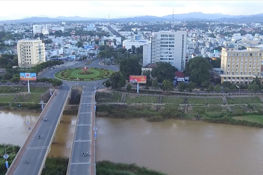Một góc thành phố Kon Tum nhìn từ cầu Đăk Bla. Ảnh T.T