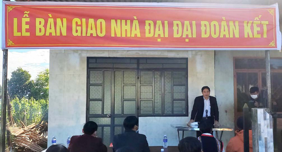 Lễ bàn giao nhà đại đoàn kết cho hộ nghèo dân tộc thiểu số khó khăn về nhà ở tại xã Chư Á Thành phố Pleiku. Ảnh: Thanh Nhật